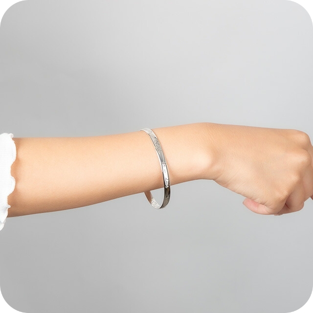 グッチ バングル メンズ レディース ブランド GUCCI 455242-J8400 シルバーの通販は 44,500円