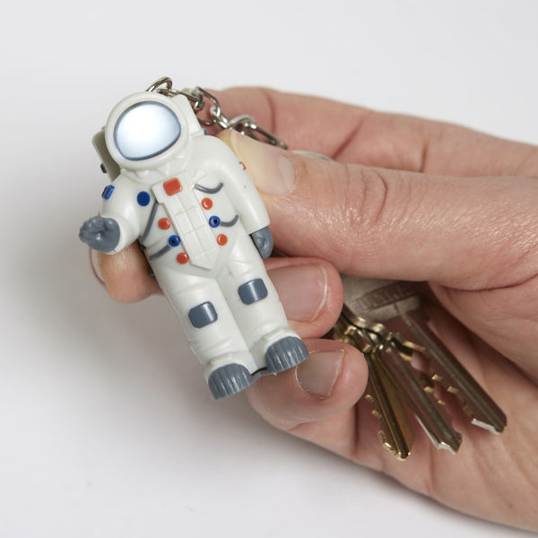 キッカーランド ノイジーキーライト 宇宙飛行士 アストロノーツ キーチェーン キーホルダー Kikkerlandの通販はau Pay マーケット オリジ