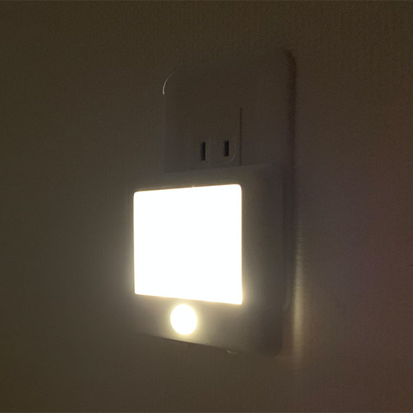 常夜灯 コンセント式 LED 寝室 センサー おしゃれ ライト 人感 コンセント 調光 ナイトライト フットライト 足元灯 送料無料 フットライト