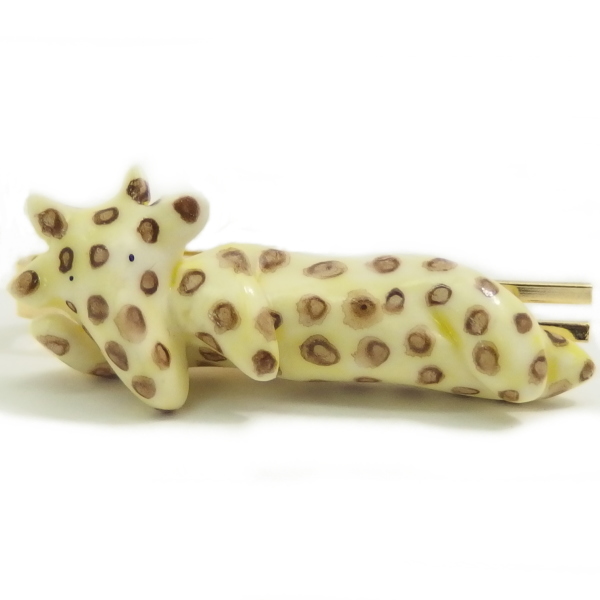 【ゆる可愛アニマル】ぐうたら寝そべりキリンのタイピン(ネクタイピン)の通販は 4,752円