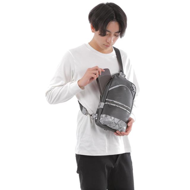 ヘビ柄　ボディーバック 新品 ボディバッグ ヘビ柄 パイソン柄 メンズ ショルダーバッグ