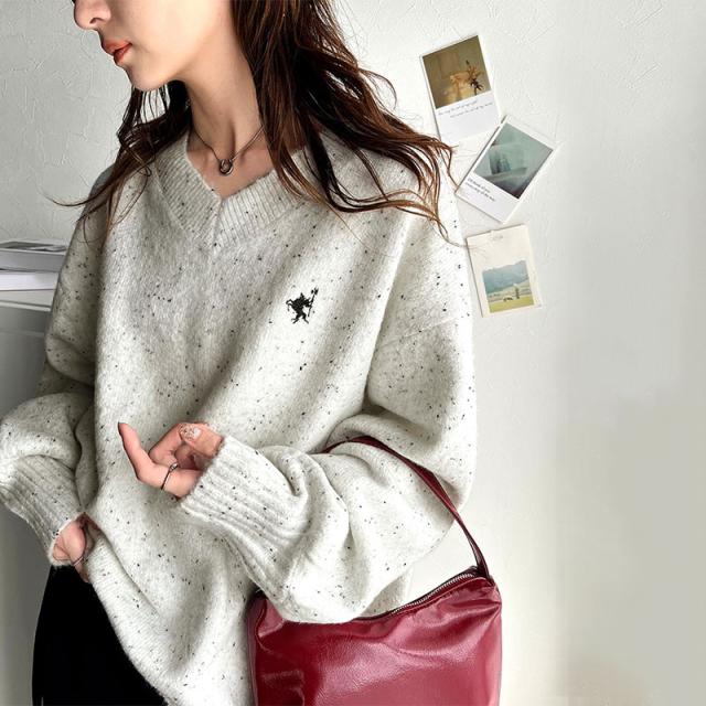 クラシカルエルフ冬新作 トップス ニット レディース 素材 V ネック 胸 刺繍 ネップ 素材 古着 風 長袖 レイヤードコーデ 着回し ロングシーズン 体型カバー ゆるっと オーバーサイズ 大きいサイズ  2024aw  ce1050252の通販は 5,699円