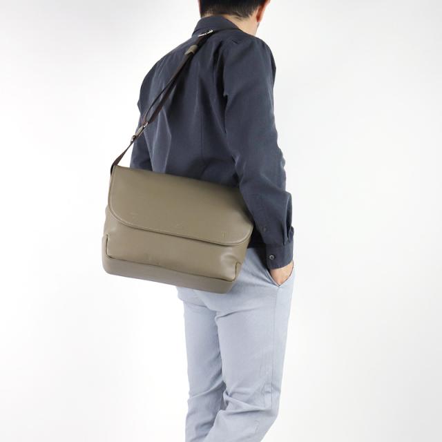 【商品レビューで+5%】タケオキクチ バッグ ショルダーバッグ メンズ ブランド TAKEO KIKUCHI フィル 709112 メッセンジャーバッグ 斜め掛けバッグ フラップショルダー A4 山羊革 ゴートレザー ゴート革 本革 レザー 革 軽量 レディース カジュアル オシャレ 人気 正規品_15