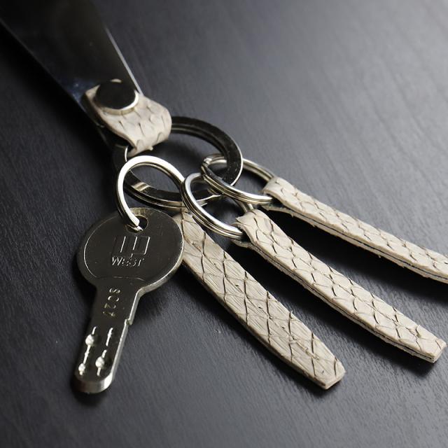 【商品レビューで+5%】イズイット キーホルダー メンズ ブランド 本革 IS/IT パイソン小物 983601 3連 キーリング 靴ベラ 鍵 スマートキー 軽量 ヘビ革 蛇革 革 レザー ダイヤモンドパイソン カジュアル オシャレ 人気 開運 縁起 革小物 正規店 正規販売店 商品レビューで+5%】イズイット キーホルダー メンズ ブランド 本革 IS
