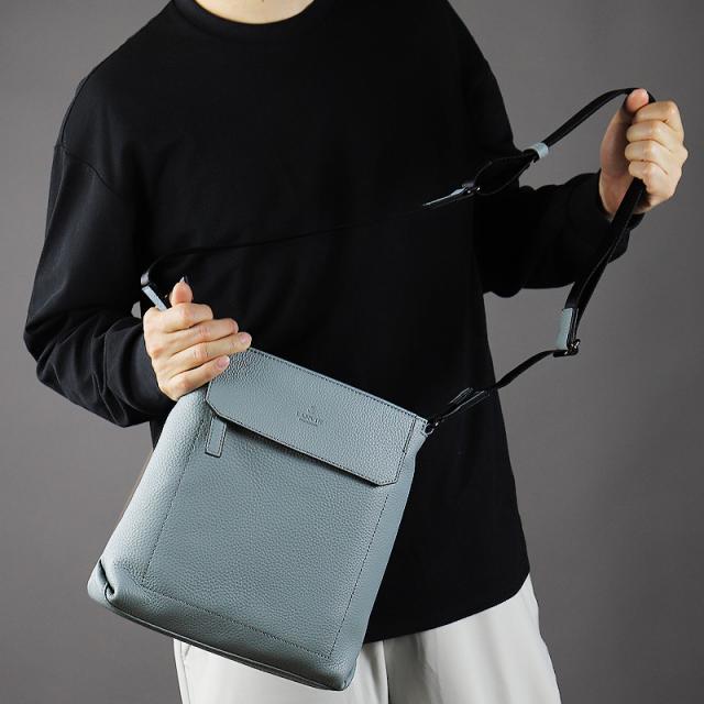 【商いもの文芸評論で+5%】ランバン 御徒面子 ショルダーバッグ メンズ ブランド名 ランバンコレクション LANVIN COLLECTION  カンヌ A5 B5 285111 曲がった掛け御徒面子 肩かけ 縦型 普段使い走り 旅する 通い 商行為 ビジカジ 心地よい 撥水 牛皮 なめし革 本革 軽さ 定まり品 定まり売りわたす店