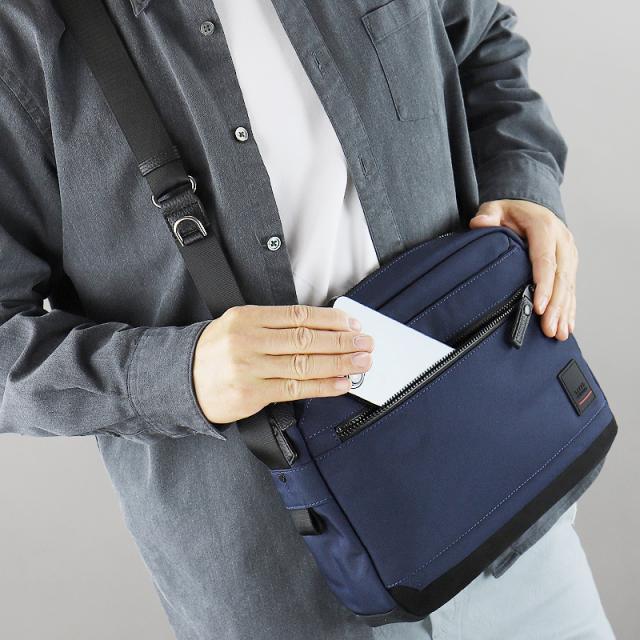 【商品レビューで+5%】タケオキクチ ショルダーバッグ バッグ メンズ ブランド TAKEO KIKUCHI アストン 755102 斜め掛けバッグ 肩掛け B5 A5 タウン 通勤 旅行 ポリエステル スエード 革付属 軽量 横型 レディース カジュアル オシャレ 人気 正規品 正規販売店_15