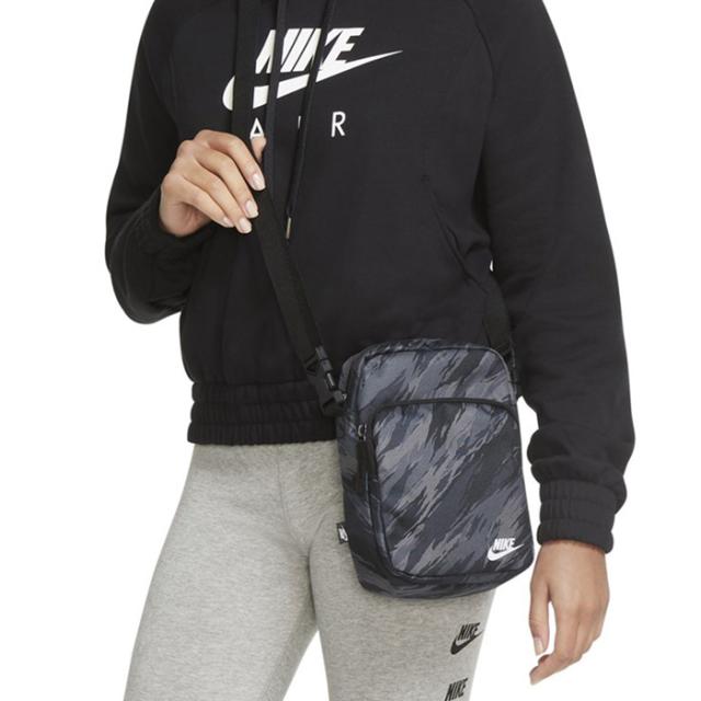 ナイキ バッグ メンズ レディース Nike 2リットル Da7524 ショルダーバッグ ポシェット 小さめ カバン 鞄 旅行 肩掛け メッセンジャーバの通販はau Pay マーケット Brand Navi ブランドナビ Au Pay マーケット店