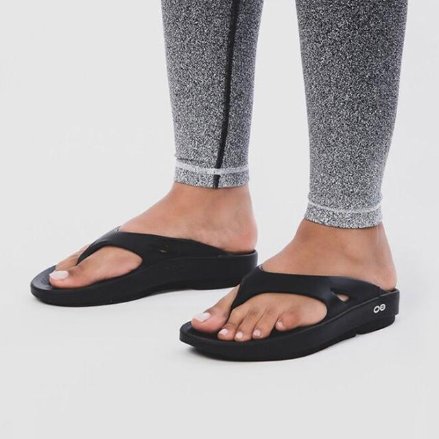 OOFOS ブラック ビーチサンダル M8 W10 OOFOS（ウーフォス）OOAHH
