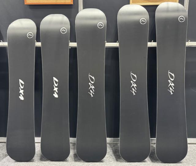 25-26 ノベンバー スノーボード NOVEMBER DX4 ディエックスフォー DX FOUR 138cm 142cm ノーベンバー レディース ユニセックス スノーボード 板 2025 2026 日本正規品 25-26 ノベンバー スノーボード NOVEMBER DX4 ディエックスフォー DX