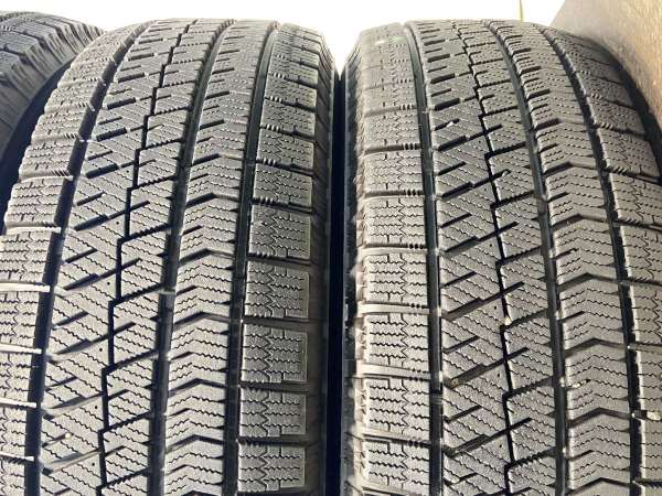 ブリヂストン　ブリザック vrx2 215/65r16 24年製　イボ付き　美品 ブリヂストン ブリザック vrx2 215/65r16 24年製 イボ付き 美品