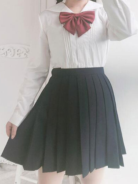セーラースタイルのロリータ服のコットンシャツとプリーツスカート
