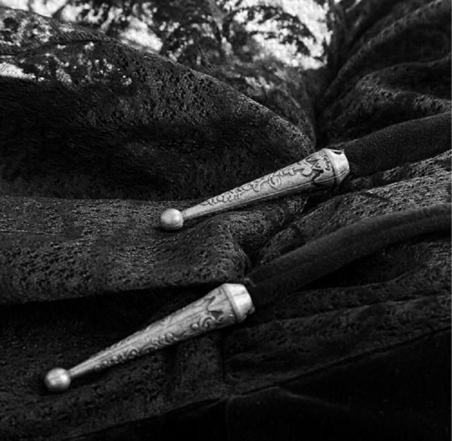 コスプレ 衣装  女性 黒ローブ 魔女 フード付き ハロウィン仮装 【送料無料】《代引き・日時指定・同梱不可》