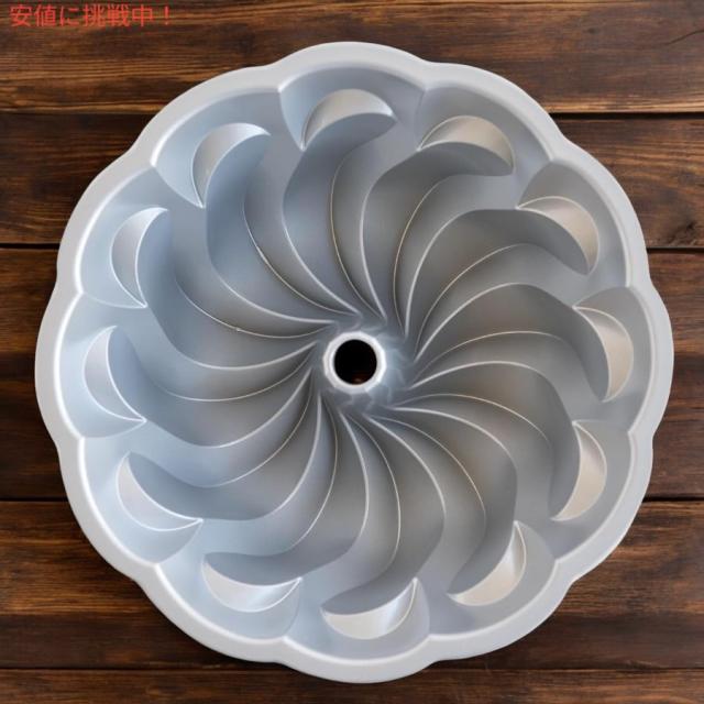 ノルディックウェア Nordic Ware ピルエット バントパン バントケーキ型 [カラーは選べません] [96377] Pirouette Bundt Pan 10 Cup, [Random Color] ケーキ型