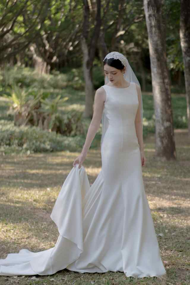 白 ウェディングドレス バックレス 花嫁 結婚式 二次会