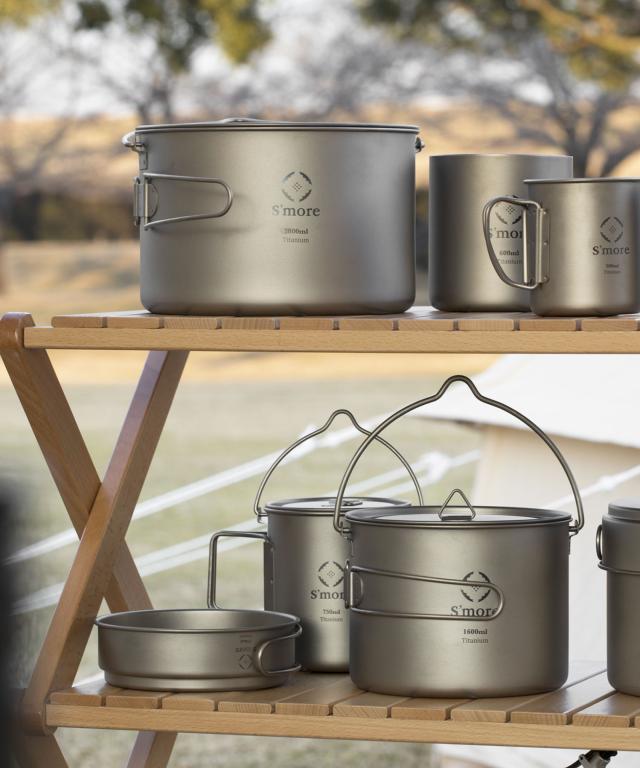 《 チタンハンギングポット 2800ml/ シングルウォール　》【S’more /Titanium Hanging Pot 2800ml】 キャンプ ポット チタン クッカー 調理器具 チタンマグ 2800 蓋 蓋つき 湯切り シングル アウトドア チタン食器 直火 折り畳みハンドル [シングルウォール]