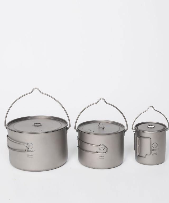 《 チタンハンギングポット 1600ml/ シングルウォール　》【S’more /Titanium Hanging Pot 1600ml】 キャンプ ポット チタン クッカー 調理器具 チタンマグ 1600 蓋 蓋つき 湯切り シングル アウトドア チタン食器 直火 折り畳みハンドル [シングルウォール]