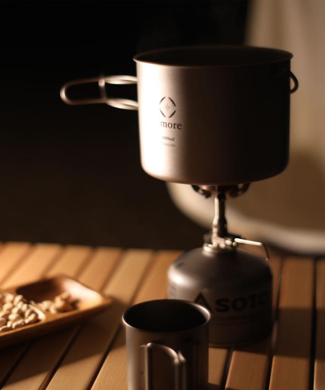 《 チタンハンギングポット 1600ml/ シングルウォール　》【S’more /Titanium Hanging Pot 1600ml】 キャンプ ポット チタン クッカー 調理器具 チタンマグ 1600 蓋 蓋つき 湯切り シングル アウトドア チタン食器 直火 折り畳みハンドル [シングルウォール]