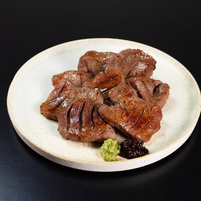 貨物輸送無料 子ウシの牛タン丸ごと一本塩麹生まれ育つ（ＫＭ-80） / 味付け肉 焼肉 宮城県 お取り寄せ 通信販売 お差し上げ物 御祝い 差し上げ物 差し上げ物お中元 おすすめ