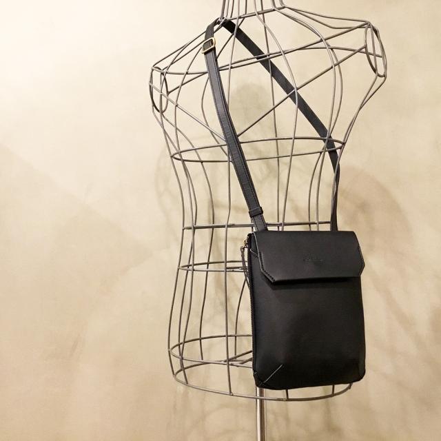 送料無料 【alto.】縦型スマートショルダーバッグAMSB-1030（ブラック）【ひょうご・神戸オンライン物産展】 / レザー 本革 サイドファスナー付 お取り寄せ 通販 お土産 お祝い プレゼント ギフト おすすめ