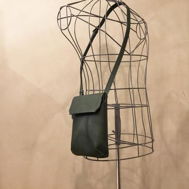 送料無料 【alto.】縦型スマートショルダーバッグAMSB-1030（グリーン