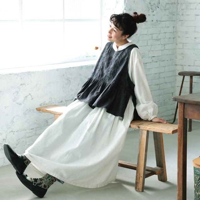 はちみつ堂 味わい刺繍ベスト レディース ノースリーブ フレア Aライン 麻混 リネン混 フリル 花柄 トップス_3