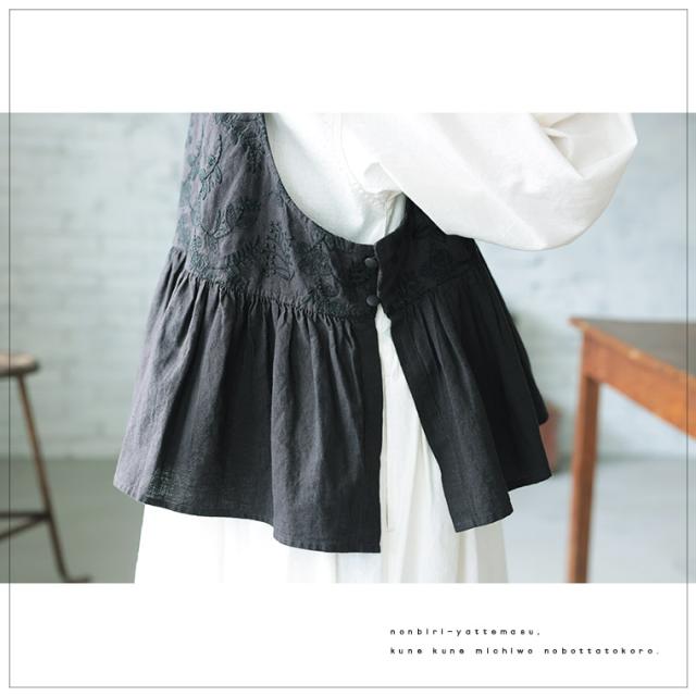 はちみつ堂 味わい刺繍ベスト レディース ノースリーブ フレア Aライン 麻混 リネン混 フリル 花柄 トップス_7