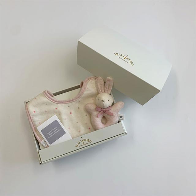IKUJIKOBO 育児工房 スタイ・ラトルギフトセット No 383709 出産祝い ギフトセット 日本製 スタイ にぎにぎ おもちゃ 玩具 うさぎ くま 新生児 乳児 ベビー 赤ちゃん 男の子 女の子 出産 贈り物 プレゼント 友人 友達 子供 0歳 0才 即納の通販は