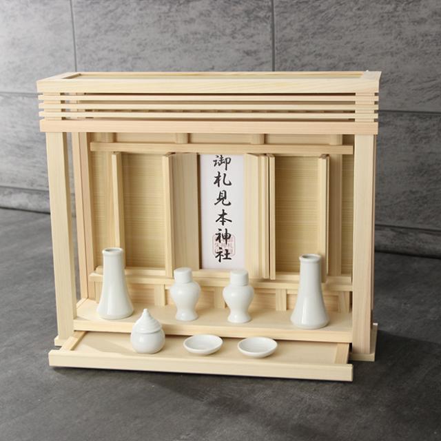神棚 箱宮三社 神楽 神具付きセット 4993896900928(神棚 モダン神棚 簡易神棚 コンパクト神棚 棚板 神棚板 お札立て おふだ立て 神札受け 神札 神具 壁掛け 薄型 おしゃれ オシャレ インテリア 木材 木製 国産 日本製) 即納