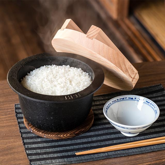 南部鉄器 1CHI TETSUGAMA 鉄釜 IH 2合用(日本製 羽釜 鉄 羽釜ご飯 木 蓋 2合 ご飯鍋 ごはん鍋 IH対応 IH ガス対応 ガス 炊飯釜 炊飯鍋 1人用 一人用 1〜2人用 自宅 旅館 朝ごはん 朝食 民宿 家庭用 ご飯 炊く)