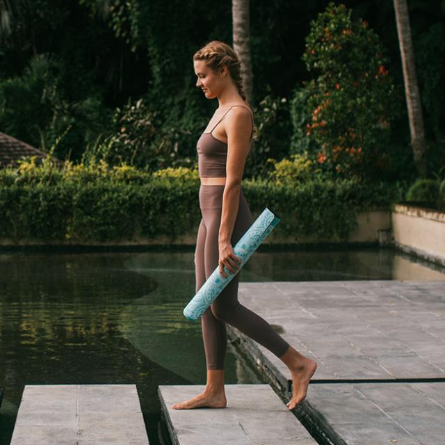 YogaDesignLab ヨガデザインラボ コンボマット 1.5mm(薄い ヨガマット おしゃれ インテリア かわいい 持ち運び ピラティス マット ピラティスマット ホットヨガ ホットヨガマット タオル ストラップ付き 高級 プレゼント ギフト)