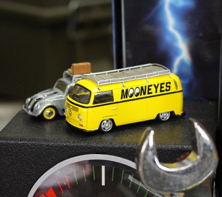 ムーンアイズ ミニカー ワーゲン バス VW ホットロッド カスタム アメリカ アメリカン雑貨 Tarmac Works x MOONEYES  1/64 Volkswagen Typ｜au PAY マーケット