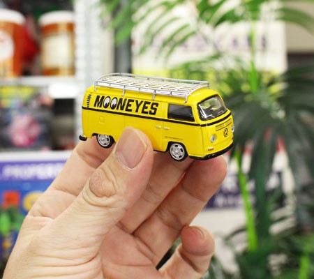 ムーンアイズ ミニカー ワーゲン バス VW ホットロッド カスタム アメリカ アメリカン雑貨 Tarmac Works x MOONEYES  1/64 Volkswagen Typ｜au PAY マーケット