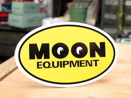 ムーンアイズ ステッカー 車 アメリカン バイク ヘルメット アメ車 ホットロッド Mooneyes ムーンイクイップメント Sc Dm170ye Monの通販はau Pay マーケット アメリカン雑貨ジャンクヤード