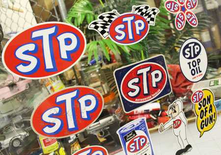 ステッカー アメリカン 車 おしゃれ バイク かっこいい おしゃれ オイル カーステッカー チェッカーフラッグ アメリカン雑貨 Stp Logo Flの通販はau Pay マーケット アメリカン雑貨ジャンクヤード