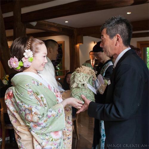 米俵 ブライダル 結婚式 両親 プレゼント 面白い サプライズ 両親 プレゼント 思い出 手作り ウエディング ３ｋｇの米俵に２５００ｇ の通販はau Pay マーケット コシヒカリの郷小出農場