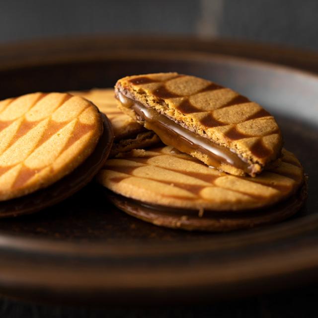 お歳暮 ギフト 内祝い お返し ギフト お菓子 送料無料 ザ スウィーツ キャラメルサンドクッキー ２４個 P 包装済 の通販はau Pay マーケット ソムリエ ギフト