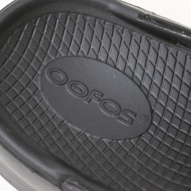 OOFOS ウーフォス サンダル ブラック 黒 サイズ:7(24.0cm) / ウーメガ 厚底 トング サンダル / OOmega ビーチサンダル ボリュームソール / シューズ 靴【レディース】【K4467】