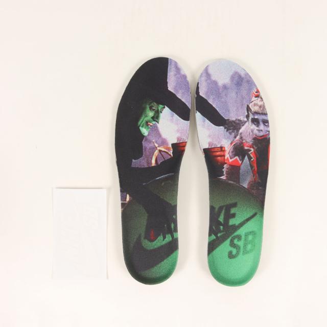 NIKE ナイキ サイズ:US10.5(28.5cm) | 24AW THE WIZARD OF OZ SB DUNK LOW PRO WOO QS POPPY FIELD (FZ1291-600) | ウィザード オブ オズ オズの魔法使い ダンク ロー | バーシティレッド | ローカット スニーカー シューズ 靴【メンズ】【K4551】