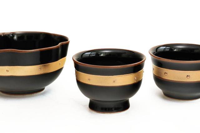 仏具 仏具セット 黒×金 有田焼 陶器 5点セット + おりん4点 五具足 縁 -enishi- 花立 香炉 灯立 茶湯器 仏飯器 お盆 お彼岸 お墓参り 供養
