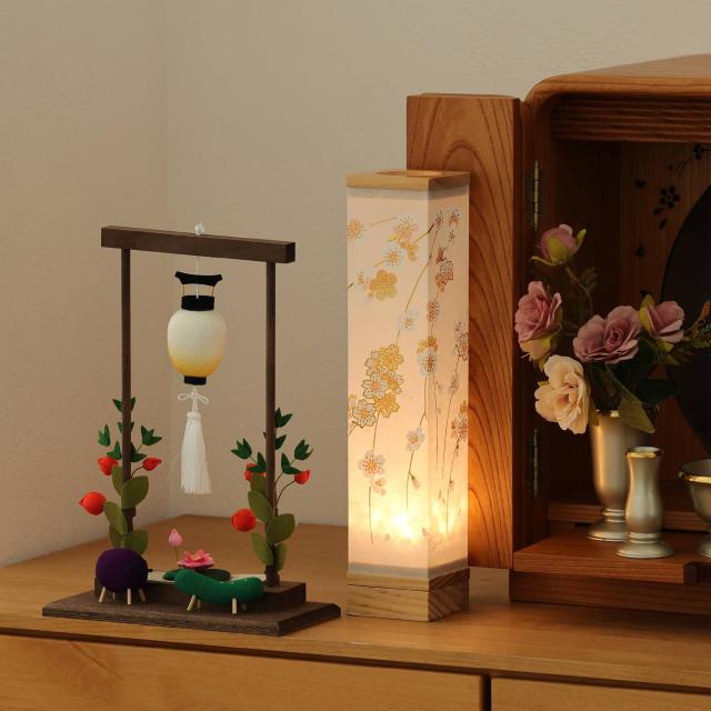 盆提灯 初盆 新盆 モダン 仏具 ちりめん細工 お盆飾りセット 精霊馬セット 精霊馬 精霊牛 八女・ととのえる燈 シリーズ 箔あかり-箔散し小桜- 小型 電池式 コードレス LED 和 行灯 提灯 仏壇 仏花 贈り物 (代引き決済不可商品)