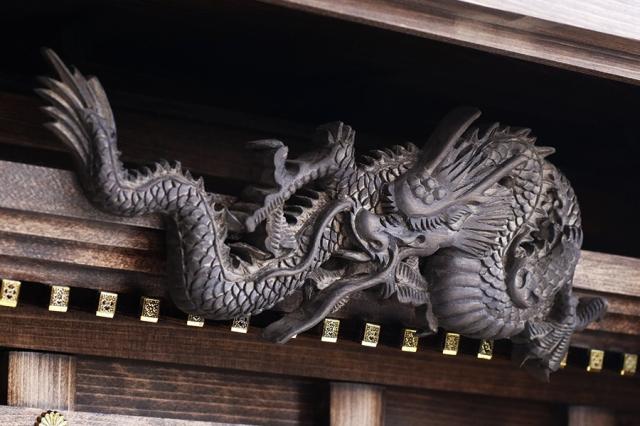 限定 手塗り 家具調 ■ 眠り龍の社 ■ 黒龍 モダン神棚 彫刻 箱宮 せともの 神具付き 三社 神棚セット 工房造り 国産 大型 20号 家具調モダン神棚_2