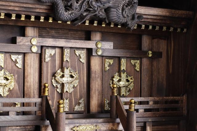 限定 手塗り 家具調 ■ 眠り龍の社 ■ 黒龍 モダン神棚 彫刻 箱宮 せともの 神具付き 三社 神棚セット 工房造り 国産 大型 20号 家具調モダン神棚_6