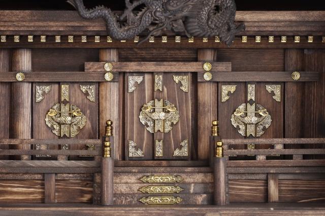 限定 手塗り 家具調 ■ 眠り龍の社 ■ 黒龍 モダン神棚 彫刻 箱宮 せともの 神具付き 三社 神棚セット 工房造り 国産 大型 20号 家具調モダン神棚_7