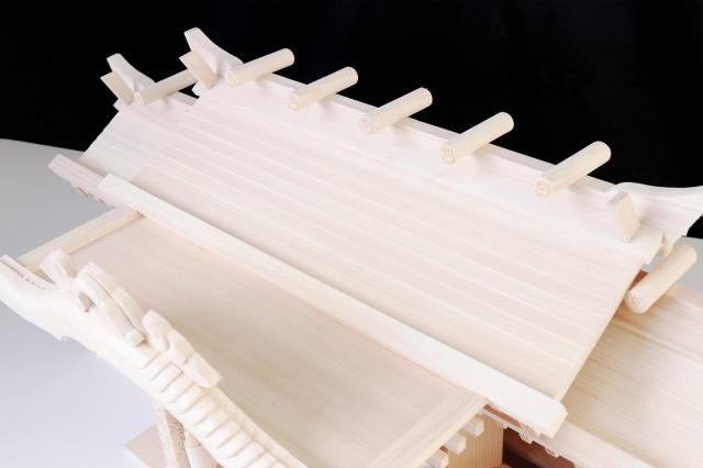 神棚 神棚セットモダン 三社 白龍 純白パール仕上げ 特大 84cm 美彫り・昇龍大社 入母屋 金ちりめん 神具 家具調モダン神棚の通販は 神棚 神棚セットモダン 三社 白龍 純白パール仕上げ 特大 84cm 美彫り・昇龍大社 入母屋 金ちりめん 神具 家具調モダン神棚の通販は