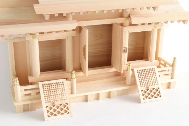 美・木曽ひのき 格子の扉 三社 モダン神具 ITSUKI 神棚セット 最高級 木曽桧の神棚 真鍮金具の彩りの通販は