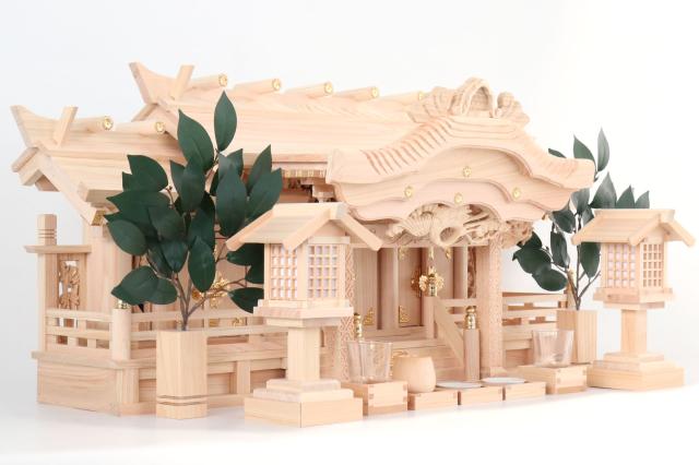 神棚 三社 ■ 特大 84cm ■ 美彫り・昇龍大社 / 入母屋 神棚セット ■ 桧の神具セット ITSUKI 中 ■ 限定仕様 ■ 真鍮の彩りと「阿吽の龍」の通販は 66,969円