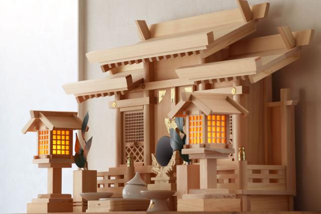 美・木曽ひのき 格子の扉 三社 モダン神具 ともえ 盃 神棚セット 最高級 木曽桧の神棚 真鍮金具の彩りの通販は