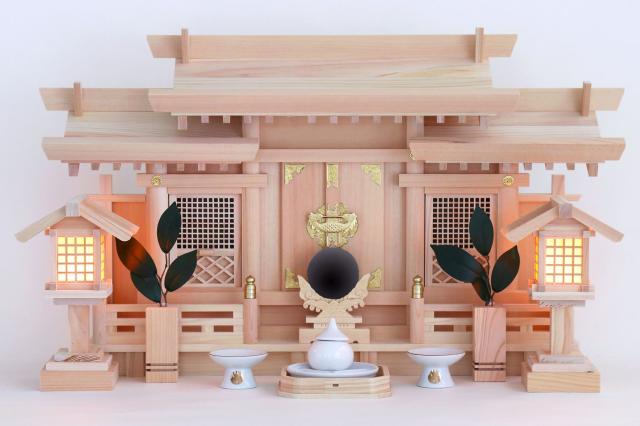 美・木曽ひのき 格子の扉 三社 モダン神具 ともえ 盃 神棚セット 最高級 木曽桧の神棚 真鍮金具の彩りの通販は
