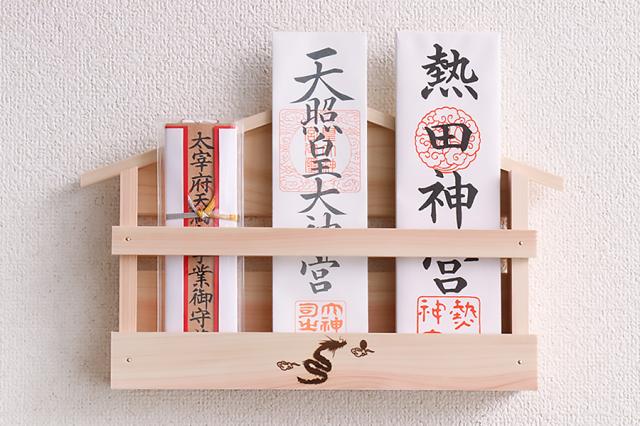 神棚 壁掛け かんたん 飛天 雲龍 焼印入り 簡易神棚 お札立て 石膏ボード壁に 簡単取付け 置いても かんたん 設置の通販はau Pay マーケット 神棚 神具 仏具 やまこう