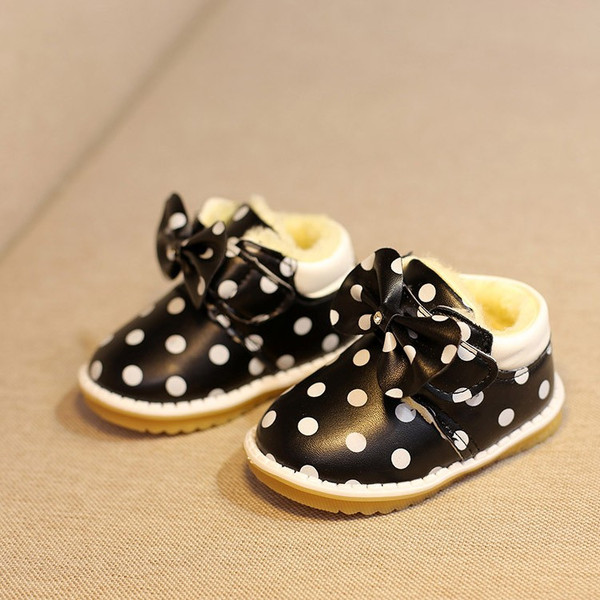 送料無料ベビー シューズ ベビー靴 赤ちゃん 靴 可愛い ドット柄 キュート ピンク 春新品 新生児 花飾り 裏ボア あったか の通販はau Pay マーケット 吉成商店